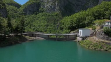 Baraj ve baraj dağlarda. Yüksek kalite 4k görüntü