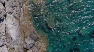 Akdeniz taşından kumsal pazarlama havadan çekim. Yüksek kalite 4k görüntü