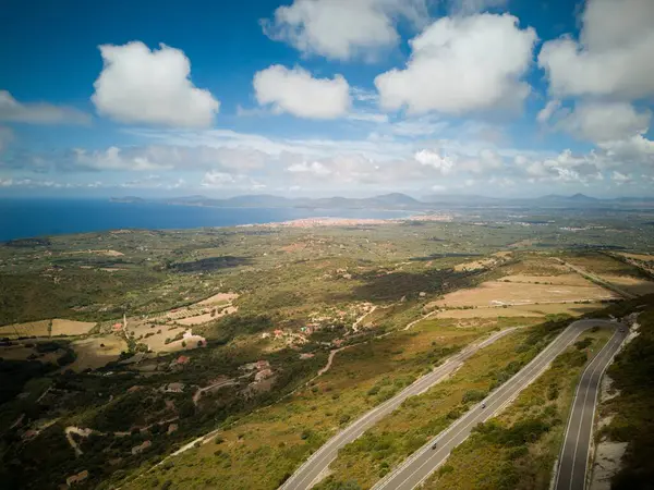 Kuzey Sardunya 'nın panoraması. Dolambaçlı dağ yolu, deniz ve şehir resmi. Yüksek kalite fotoğraf