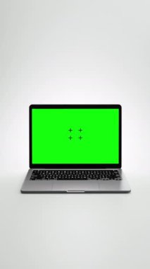 Tiktok gibi sosyal medya için portre modunda boş yeşil ekran dizüstü şablonu. Yüksek kalite 4k görüntü