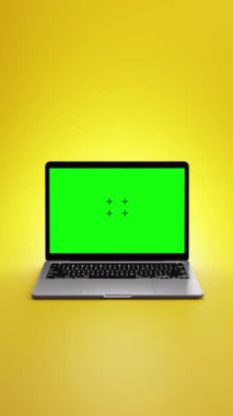 Tiktok gibi sosyal medya için portre modunda boş yeşil ekran dizüstü şablonu. Yüksek kalite 4k görüntü