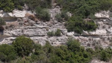 Sardinya 'daki kireçtaşı kaya yüzeyi. Yüksek kalite 4k görüntü