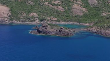 Sardunya 'nın batı kıyısındaki kaya oluşumunun insansız hava aracı atışı. Yüksek kalite 4k görüntü