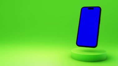 Yeşil podyumda akıllı telefon modeli. Krom anahtarlı cep telefonu. Yüksek kalite 4k görüntü