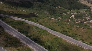 Sardunya 'nın dolambaçlı dağ yolları. Sardunya 'da motosiklet rotası. Yüksek kalite 4k görüntü