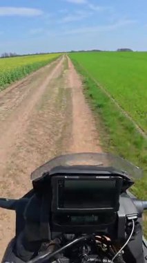 Dikey macera bisikleti seyahat videosu. Yüksek kalite 4k görüntü