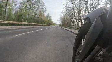 Avrupa yolunda motosiklet ön tekerleğinin yakın çekimi. Yüksek kalite 4k görüntü