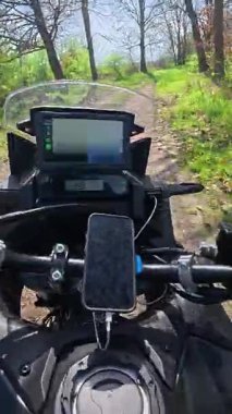 Polonya 'daki Trans Euro Trail' de motosiklet yolculuğunun dikey videosu. Yüksek kalite 4k görüntü