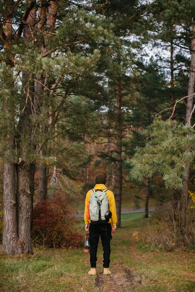 带着背包和灯在森林中远足的游客 — 图库照片
