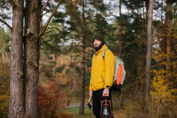 带着背包和灯在森林中远足的游客 — 图库照片
