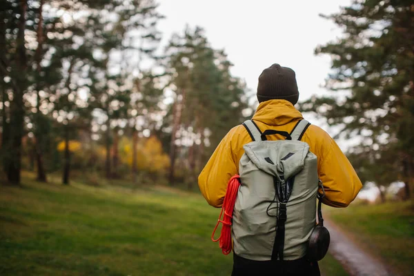 Ein Wanderer Der Mit Rucksack Der Natur Wandert — Stockfoto