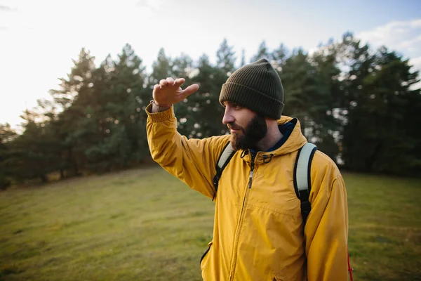 徒步旅行的年轻男子背着旅行背包在山上远足的横向肖像 带着胡子的旅行者徒步旅行和登山 健康生活方式概念 — 图库照片