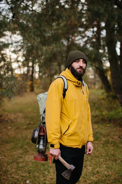 Sırt Çantası Lambayla Ormanda Yürüyüş Yapan Bir Turist — Stok fotoğraf