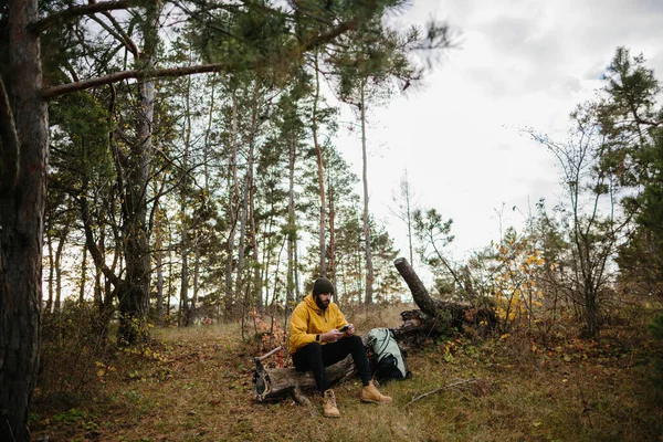 Überleben Freier Wildbahn Ein Bärtiger Mann Ruht Auf Einem Umgestürzten — Stockfoto