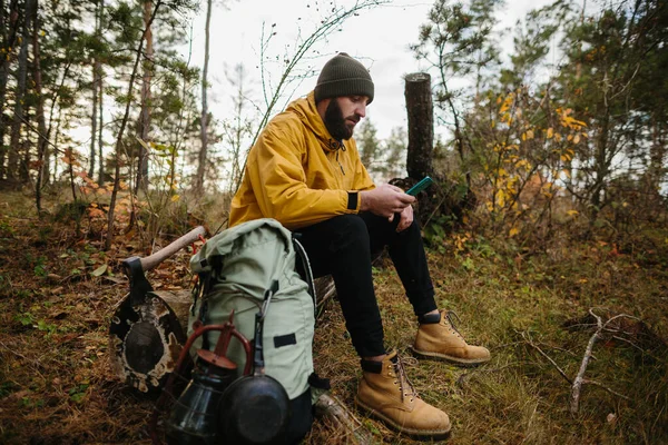 Overleven Het Wild Een Man Met Een Baard Rust Een — Stockfoto