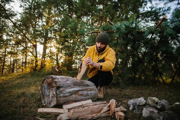 Ein Überlebender Hackt Holz Für Ein Nächtliches Lagerfeuer — Stockfoto