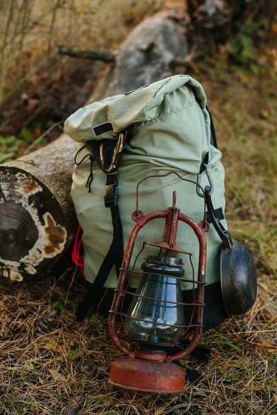 一个幸存者背包的特写 带煤油灯 绳索和煎锅徒步旅行的背包 — 图库照片