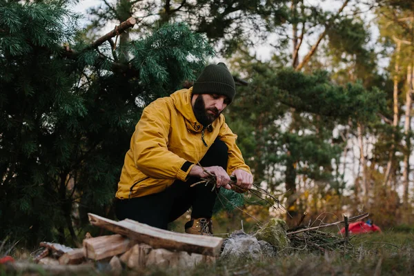 Vahşi Doğada Hayatta Kalmak Sakallı Bir Adam Çam Dallarından Yapılmış — Stok fotoğraf