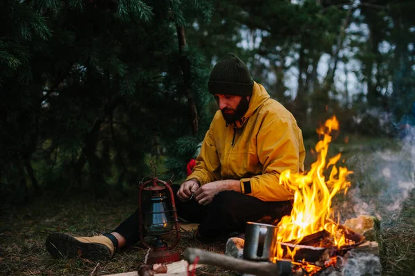 Der Reisende Benutzt Eine Petroleumlampe Übernachtung Wald — Stockfoto