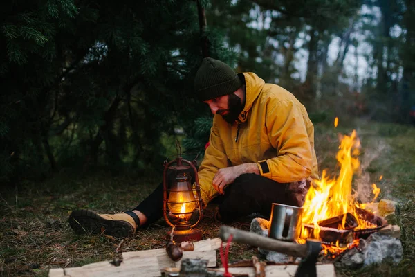 Utazó Kerozin Lámpát Használ Menedéket Építek Erdőben Éjszakára — Stock Fotó