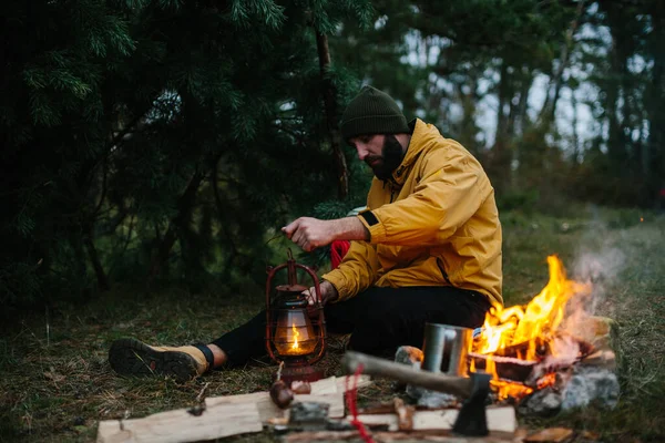 旅行者用煤油灯 在森林里安营扎寨过夜 — 图库照片
