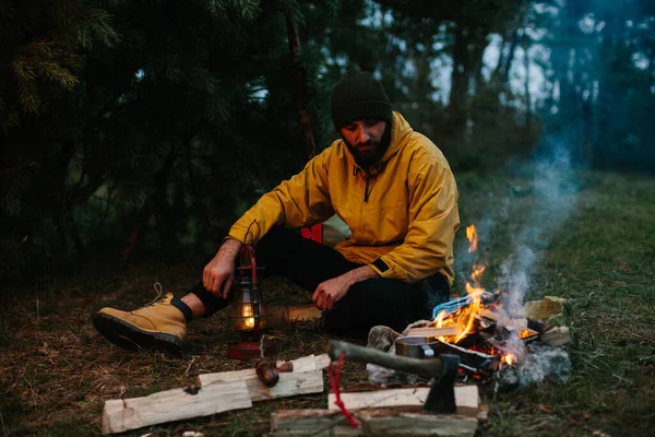 Traveler Uses Kerosene Lamp Setting Shelter Forest Night — Stock Photo, Image