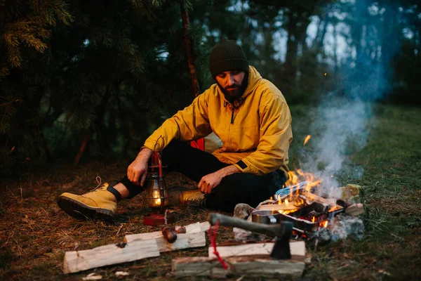 Utazó Kerozin Lámpát Használ Menedéket Építek Erdőben Éjszakára — Stock Fotó