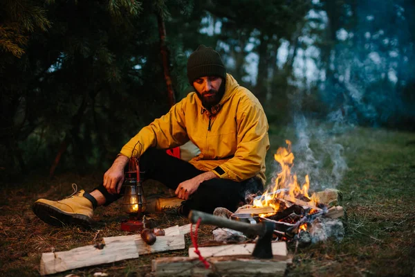 Viajero Usa Una Lámpara Queroseno Estableciendo Refugio Bosque Por Noche — Foto de Stock