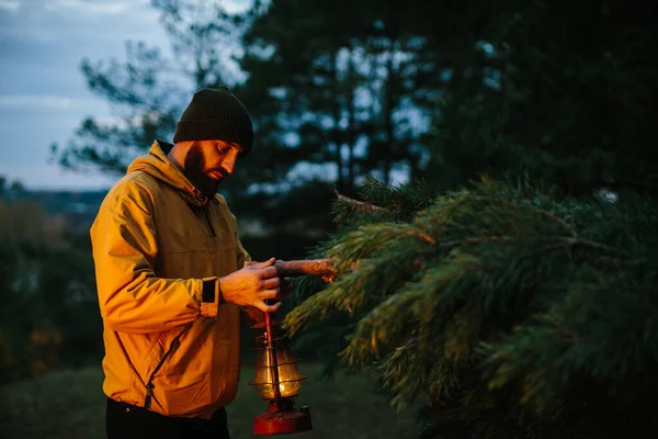Traveler Uses Kerosene Lamp Setting Shelter Forest Night — Stock Photo, Image
