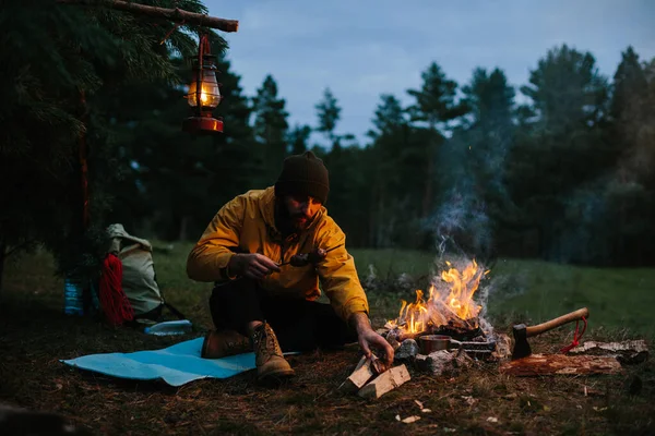 Lonely Wanderer Having Dinner Mountains Campfire — Stock Photo, Image