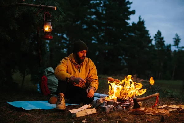 Yalnız Bir Gezgin Dağlarda Kamp Ateşinin Yanında Yemek Yiyor — Stok fotoğraf