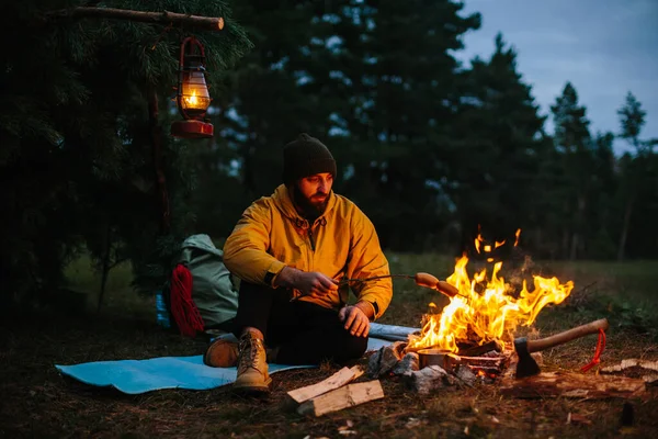 Ein Einsamer Wanderer Isst Den Bergen Lagerfeuer — Stockfoto