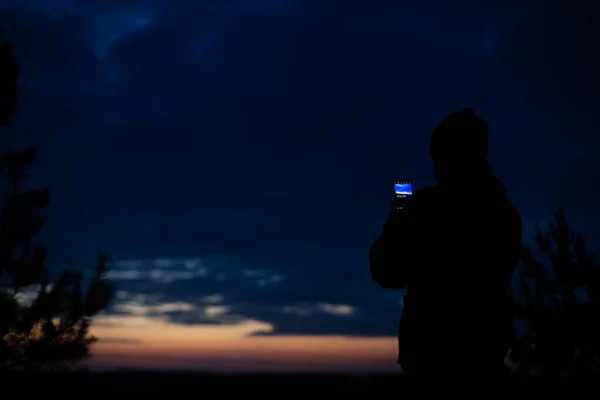 Мужчина Фотографирует Ночное Небо Телефоне Силуэт Фото — стоковое фото
