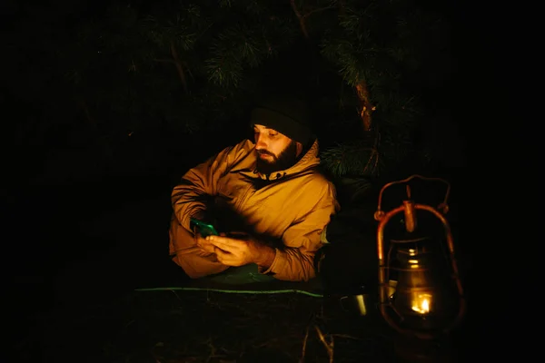 Traveler Rests Night Campfire Phone His Hands Man Checks His — Stock Photo, Image
