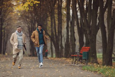 Farklı yaşlardaki insanların çok kültürlü dostluğu. Arkadaşlar birlikte eğlenin..