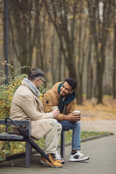 Φίλοι Ένας Ηλικιωμένος Και Ένας Νεαρός Κάθονται Στο Πάρκο Ένα — Φωτογραφία Αρχείου