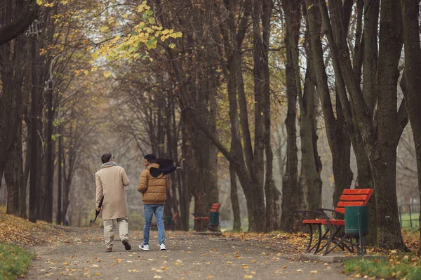 Amistad Multicultural Personas Diferentes Edades Amigos Están Caminando Parque Otoño —  Fotos de Stock