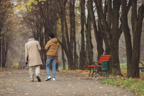 Farklı Yaşlardaki Insanların Çok Kültürlü Dostluğu Arkadaşlar Sonbahar Parkında Yürüyorlar — Stok fotoğraf