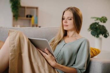 Stylus kalemle grafik tabletine çizen mutlu genç tasarımcı. Kendi ofisinde çalışan yaratıcı genç bir serbest yazar..