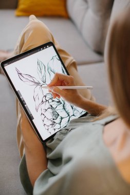 Sanatçı veya tasarımcı yeni bir proje yapıyor, kalem ile bir grafik tablet, bir ekrana yakın plan çiziyor.