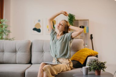 Stylus kalemle grafik tabletine çizen mutlu genç tasarımcı. Kendi ofisinde çalışan yaratıcı genç bir serbest yazar..