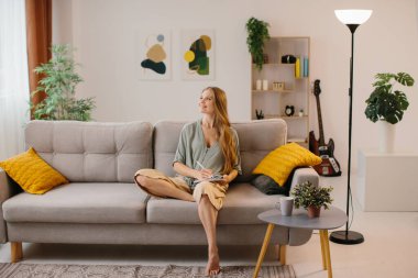 Stylus kalemle grafik tabletine çizen mutlu genç tasarımcı. Yeni bir tasarım üzerinde çalışırken gülümseyen kadın grafik tasarımcısı. Kendi ofisinde çalışan yaratıcı genç bir serbest yazar..