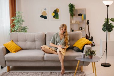 Stylus kalemle grafik tabletine çizen mutlu genç tasarımcı. Kendi ofisinde çalışan yaratıcı genç bir serbest yazar..