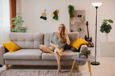 Stylus kalemle grafik tabletine çizen mutlu genç tasarımcı. Yeni bir tasarım üzerinde çalışırken gülümseyen kadın grafik tasarımcısı. Kendi ofisinde çalışan yaratıcı genç bir serbest yazar..