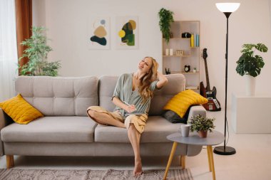 Stylus kalemle grafik tabletine çizen mutlu genç tasarımcı. Yeni bir tasarım üzerinde çalışırken gülümseyen kadın grafik tasarımcısı. Kendi ofisinde çalışan yaratıcı genç bir serbest yazar..