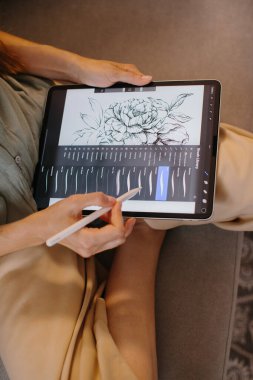 Sanatçı veya tasarımcı yeni bir proje yapıyor, kalem ile bir grafik tablet, bir ekrana yakın plan çiziyor.