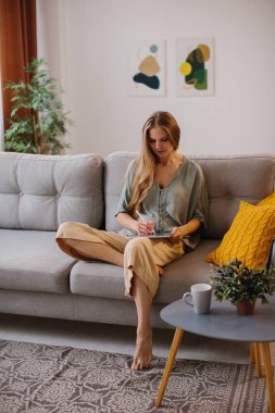 Stylus kalemle grafik tabletine çizen mutlu genç tasarımcı. Kendi ofisinde çalışan yaratıcı genç bir serbest yazar..