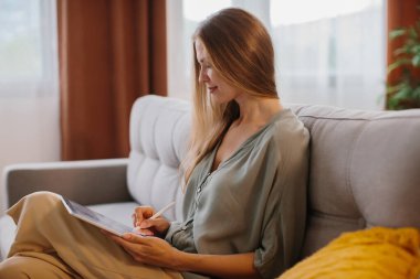 Stylus kalemle grafik tabletine çizen mutlu genç tasarımcı. Kendi ofisinde çalışan yaratıcı genç bir serbest yazar..