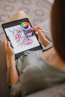 Sanatçı veya tasarımcı yeni bir proje yapıyor, kalem ile bir grafik tablet, bir ekrana yakın plan çiziyor.