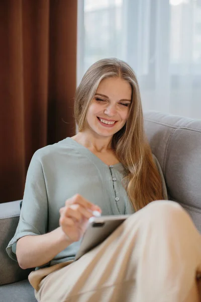 Girl Sitting Tablet Stylus Couch — Stock Photo, Image